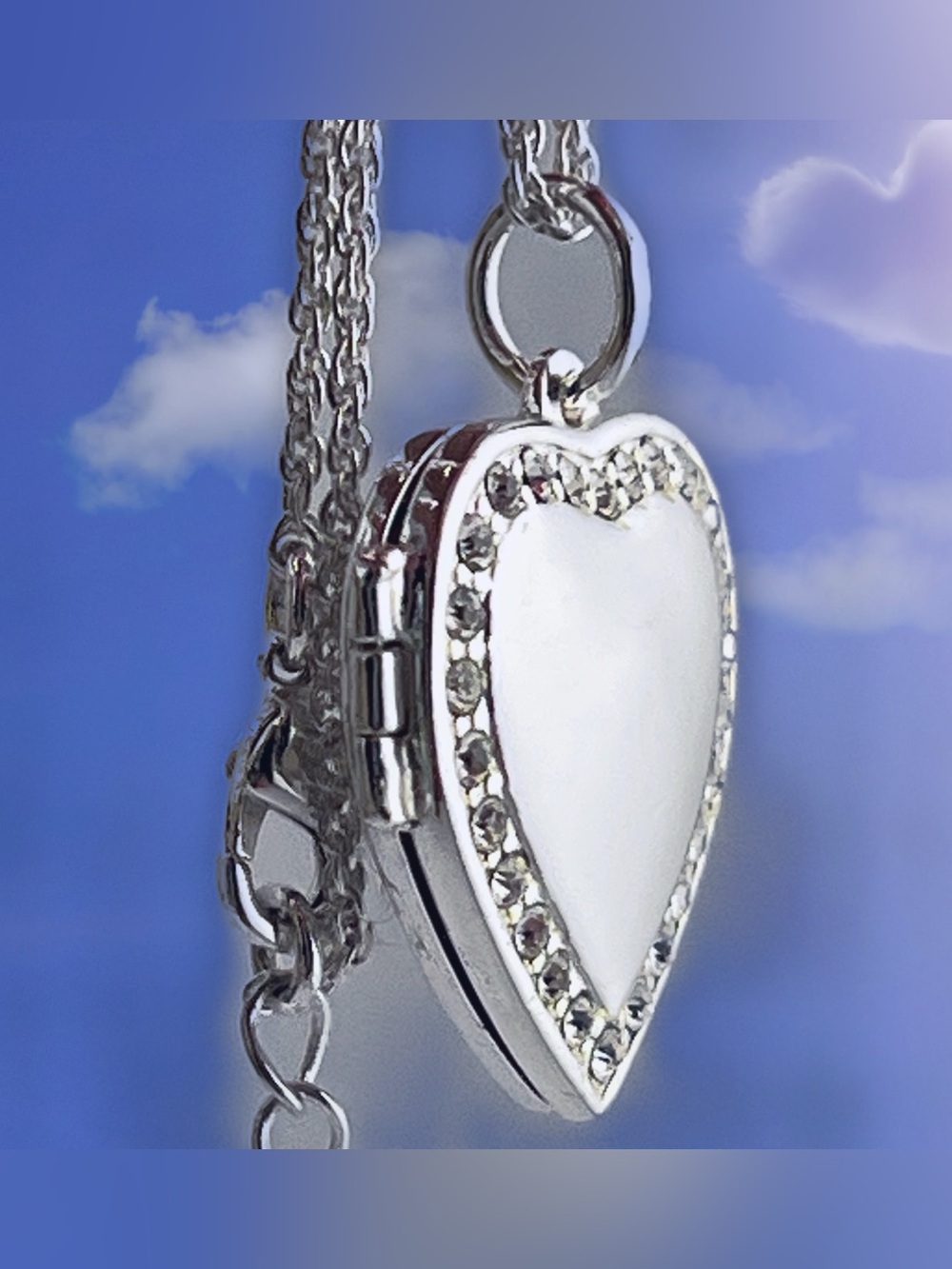 Vintage Avon Heart Locket - Picture 2 of 5